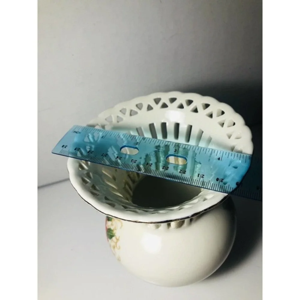 Porcelain Essex MFG Inc Ivory Lattice Christmas Vase In Beautiful Condition